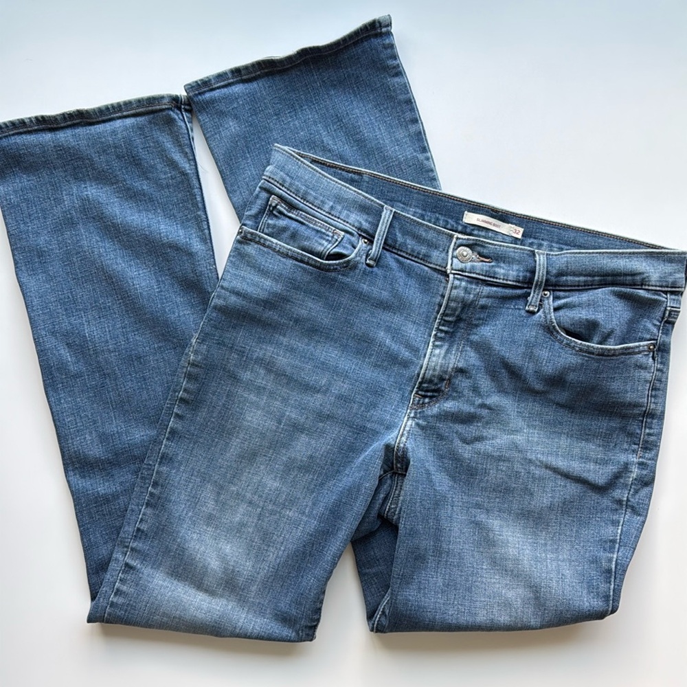 Levi’s Slimming Bootcut Jeans Medium Wash Size 32